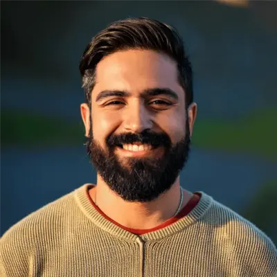 Hombre con barba cuidada utilizando productos Farmasi.