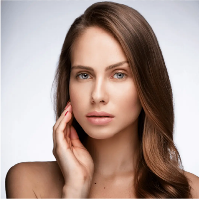 Mujer aplicando crema facial.